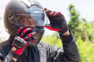 ¿Cómo tapizar o forrar un casco de moto para que parezca nuevo?