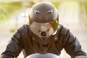¿Cómo debe quedar un casco de moto? ¿Cómo saber si te queda pequeño o grande?
